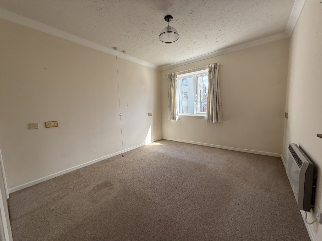 Lot: 54 - RETIREMENT FLAT IN POPULAR EXETER DEVELOPMENT - Bedroom